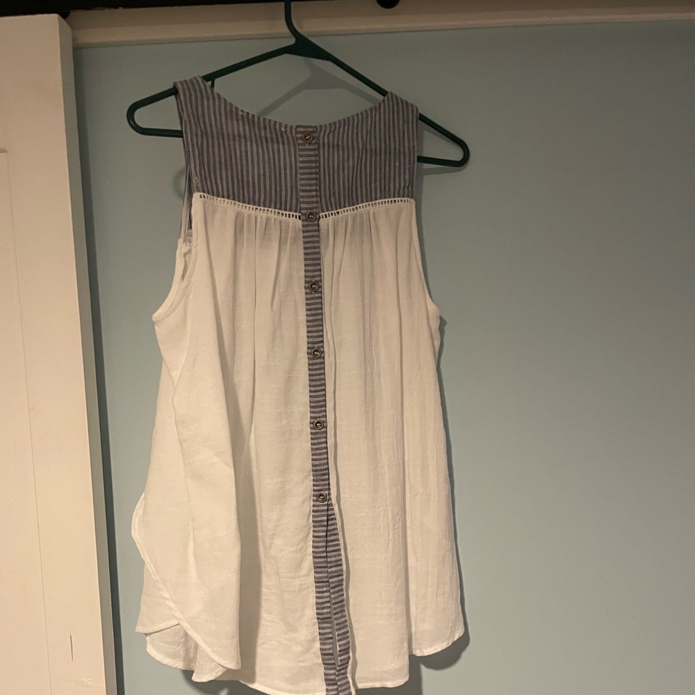 Boutique sleeveless button down back top